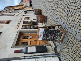 Vinotéka s vinárnou PRŮČELÍ i originální POUTAČ od JPL